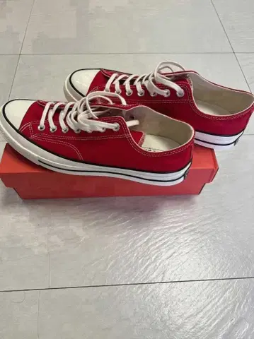 미사용 새상품 빨간색 로우 컷 ct70 28.0cm