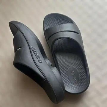 OOFOS OOAHH 리커버리 샌들 블랙