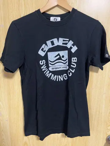 GDOEH SWIMMING CLUB 티셔츠 블랙