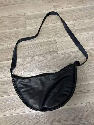 유니클로 C 하프문형 가죽 터치 라운드 숄더백