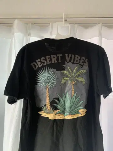 Desert Vibes 블랙 티셔츠