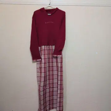 KETTY 후드 부착 빨간색 긴팔 티셔츠 원피스