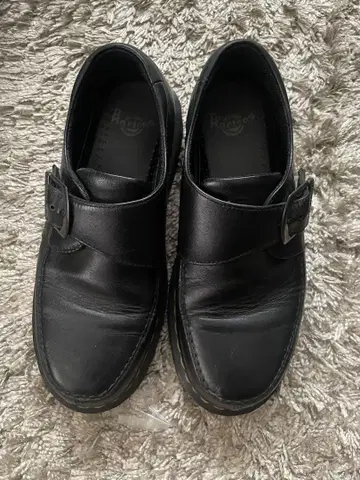 Dr. Martens 블랙 버클 로퍼