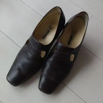 타르사스 다크 브라운 가죽 펌프스 미들 힐