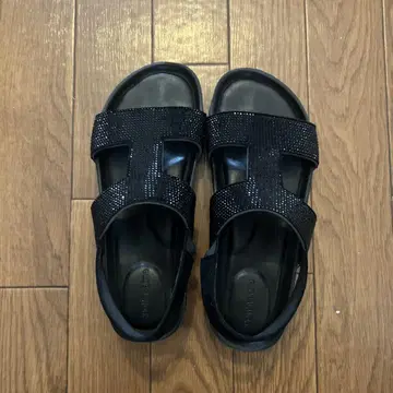 비쥬가 달린 블랙 스포츠 샌들