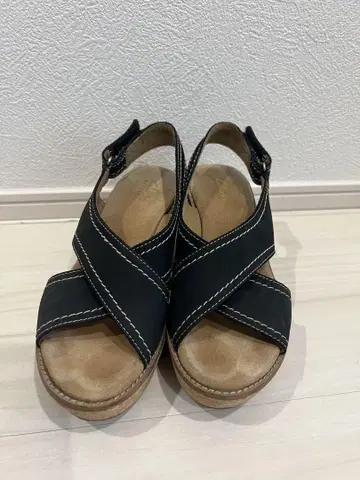 클락스 크로스 스트랩 샌들 블랙