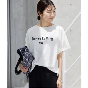 La Hutte / 라 유트 SLOBE 별주 로고 티셔츠