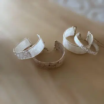 화이트 심플 뱅글 팔찌 코레난다