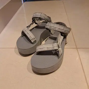 Teva 통굽 그레이 샌들