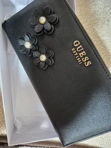 GUESS 블랙 장지갑 플라워 장식