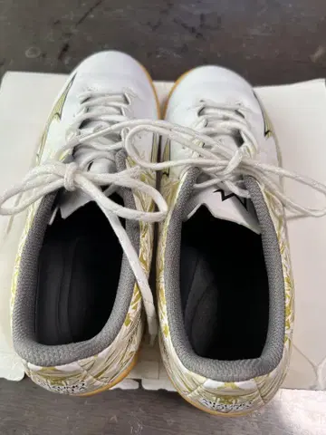 Mizuno Alpha 풋살화 화이트/골드