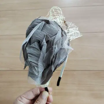 그레이 꽃 모티브 머리띠