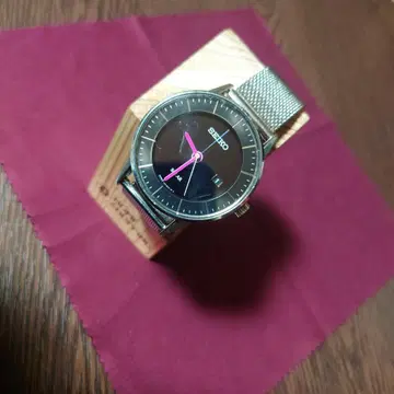 세이코 쿼츠 손목시계 블랙 다이얼 핑크 바늘