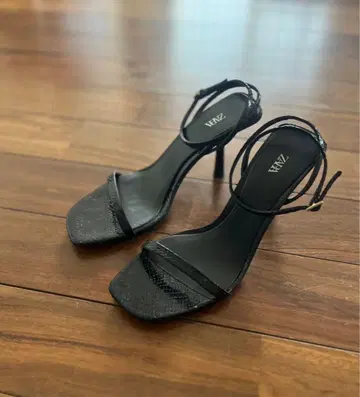 천연 가죽 자라 25.5cm 블랙 스트랩 샌들 하이힐