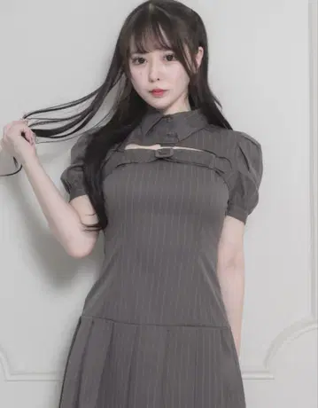pium 벨트 스트라이프 원피스 차콜
