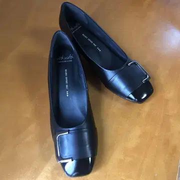 버클이 달린 블랙 플랫 슈즈 24.5cm
