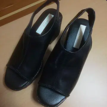 NUOVO 블랙 가죽 오픈토 통굽 샌들 컨디션 최상 L 사이즈