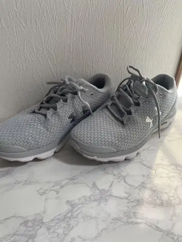 Under Armour 그레이 스니커즈