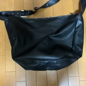 KENCE 블랙 가죽 숄더백