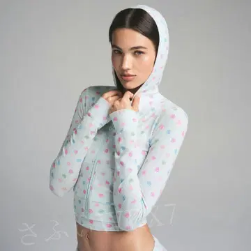 Skims 스카이블루 하트 무늬 후드 부착 크롭 탑