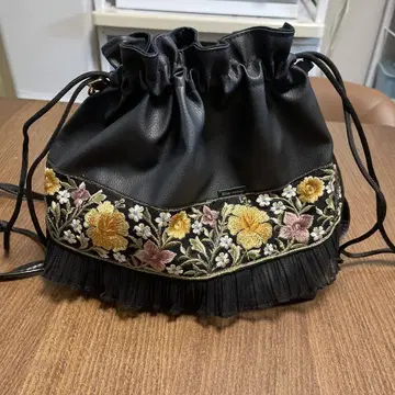 블랙 자수 숄더백