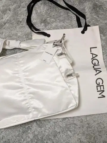 가격 인하 중! 새상품 LAGUAGEM 새틴 숄더백