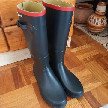 AIGLE 색상 블랙 레인 부츠 빨간색 테두리 버클 포함