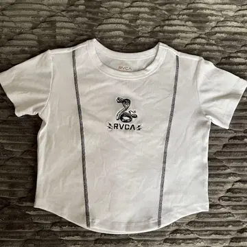 RVCA 스네이크 로고 크롭 티셔츠