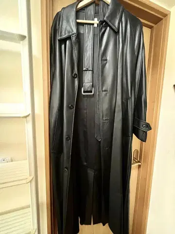 MOUSSY 블랙 가죽풍 롱 코트