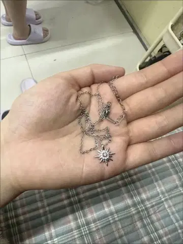 실버 태양과 하트 모양의 목걸이
