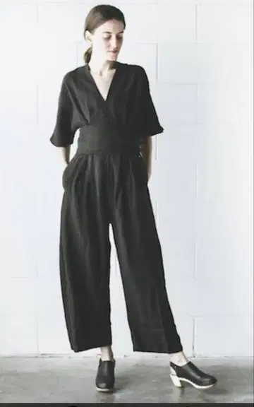 BLACK CRANE V넥 점프 수트 새상품급