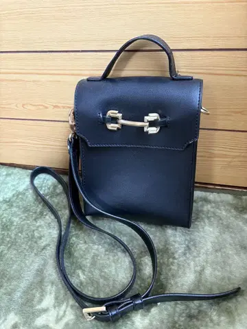 블랙 핸들 숄더백