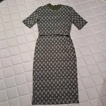 레어 ZARA 올리브 그린 꽃무늬 타이트 핏 원피스