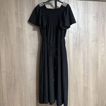 보더스 앳 발코니 댄스 스킨 블랙 원피스