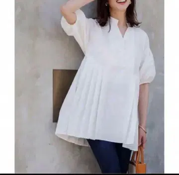 미사용에 가까운 Emma Taylor 펄 버튼 사이드 플리츠 블라우스
