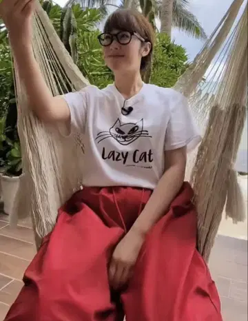 쿠로키 하나 씨 착용 chimala LAZY CAT TEE
