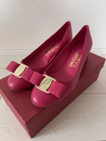 Ferragamo 핑크 리본 힐