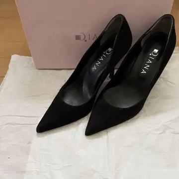 D.IANA 블랙스웨이드 하이힐