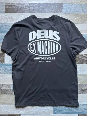 덤 포함 DEUS 티셔츠