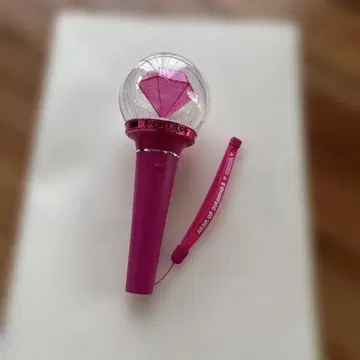 핑크 다이아몬드 모양의 응원봉