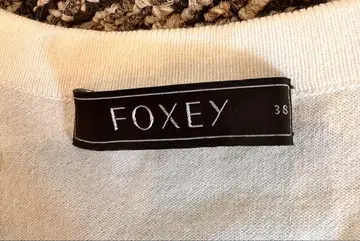FOXEY [다림질이 필요 없어 초특가] 화이트 V넥 가디건 38