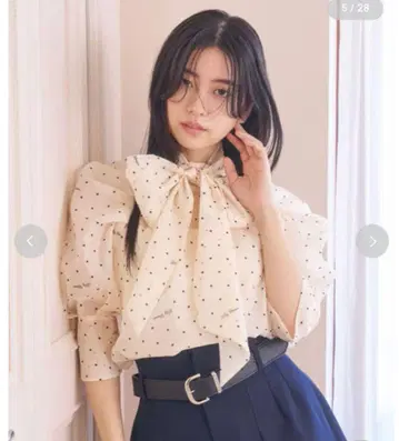 릴리 브라운 래글런 오간자 보타이 블라우스 도트