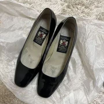 MIHAMA 블랙 에나멜 펌프스 미들 힐