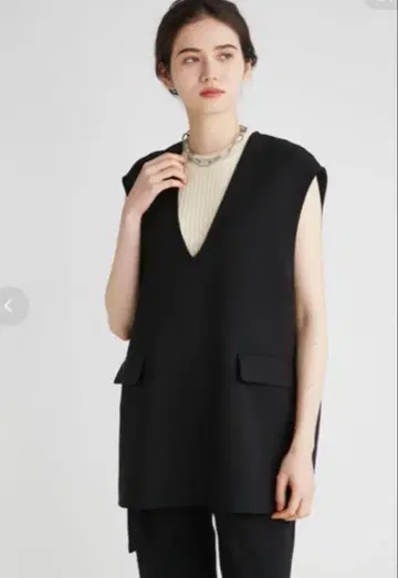 Mila Owen 밀라 오웬 플랩 포켓 베스트 풀오버