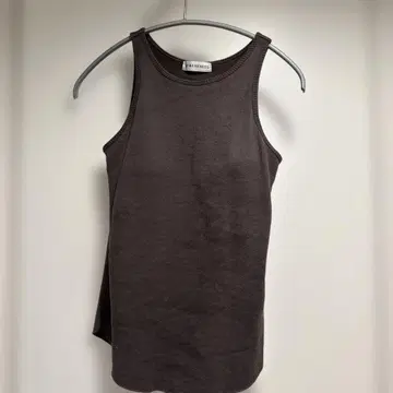 MYWEAKNESS 다크 브라운 탱크탑 토모사카리 에