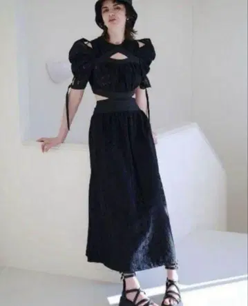 SNIDEL 스위칭 데콜테 오픈 원피스 블랙