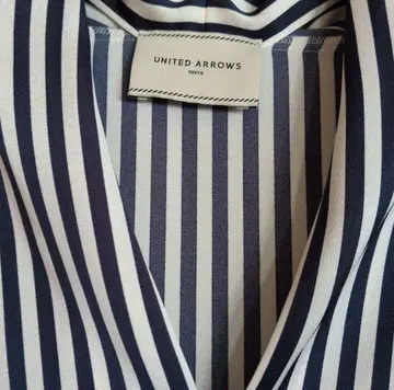 UNITED ARROWS 네이비와 화이트 스트라이프 V넥 셔츠