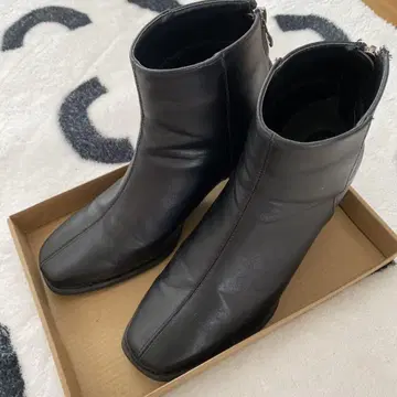 블랙 숏 힐 부츠 사이드 지퍼 부착