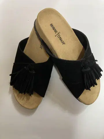 MINNETONKA 블랙 프린지 샌들