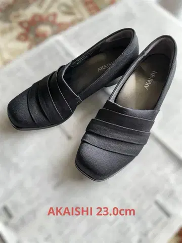 AKAISHI (23.0cm) 아치 피터 새틴 펌프스 블랙